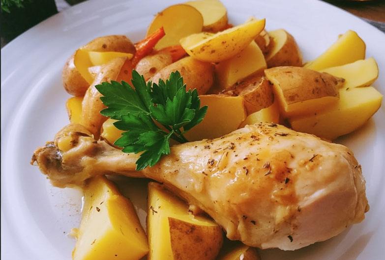 Печено пиле с картофи в мултикукър